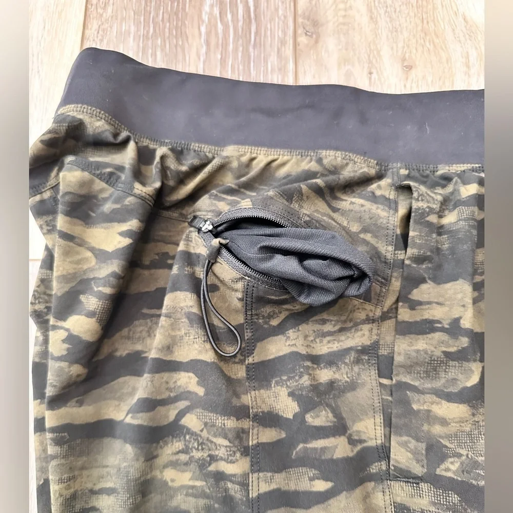 🖤 Men’s Lululemon Camouflage 9” shorts with pockets Size Medium excellent.